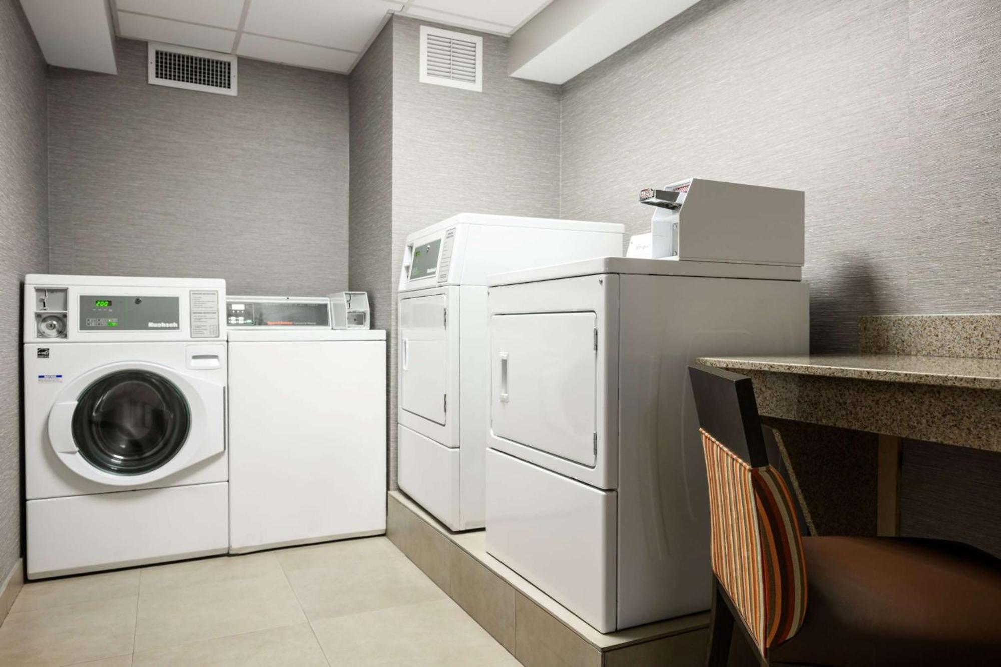 Hampton Inn Evansville Airport Εξωτερικό φωτογραφία